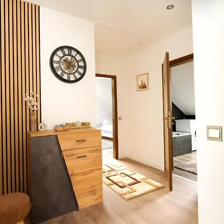 Stadtblick Apartmenthaus: Gemütliche Arbeitsatmosphäre Mit Streaming Apartment *